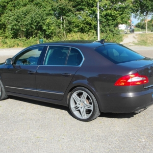 Flavio's Superb 2 met Porsche Turbo Replica 8.5x19" ET46 wielen