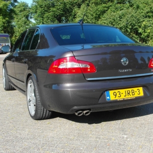 Flavio's Superb 2 met Porsche Turbo Replica 8.5x19" ET46 wielen