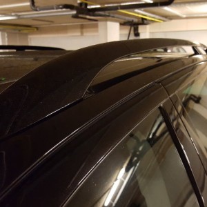 Dakrails in kleur van de auto
