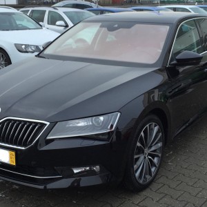 Superb III 2.0 TSI Style 220pk op 19" phoenix antraciet L&K velgen