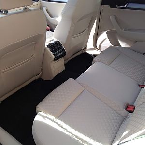 Skoda superb combi velvet red - stof beige