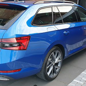 Superb IV - racing blue 2