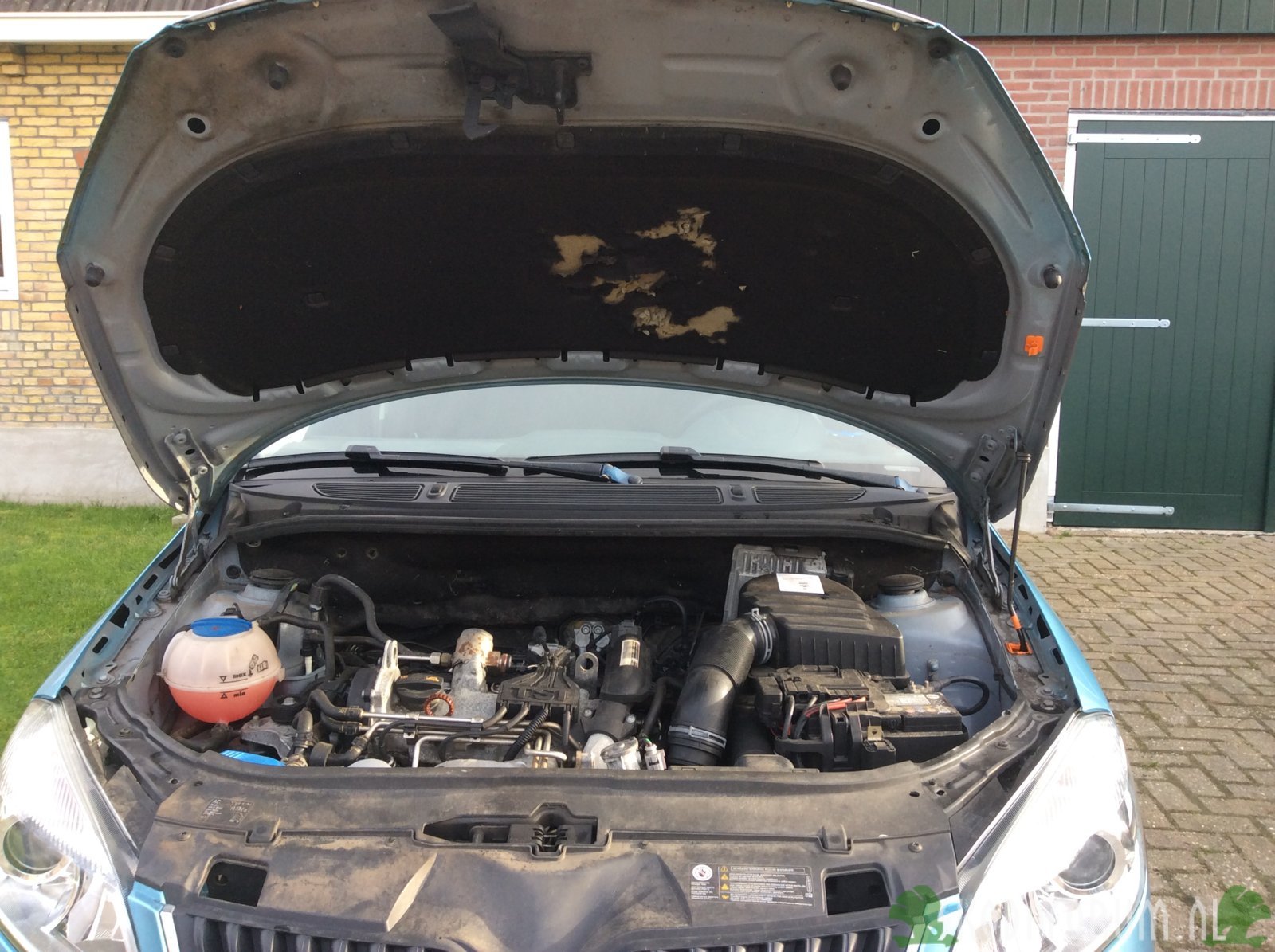 Beschadiging aan isolatie van mijn motorkap.