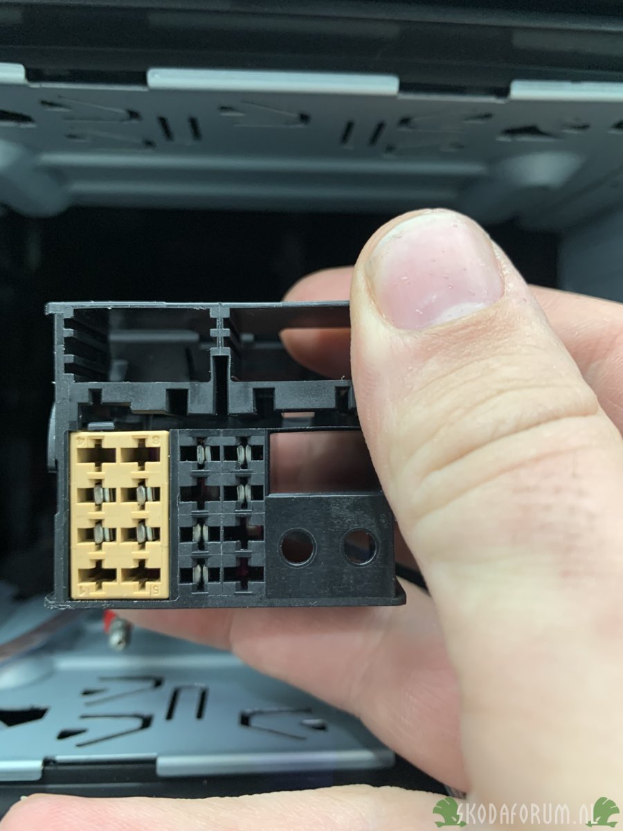 De stekker in de auto