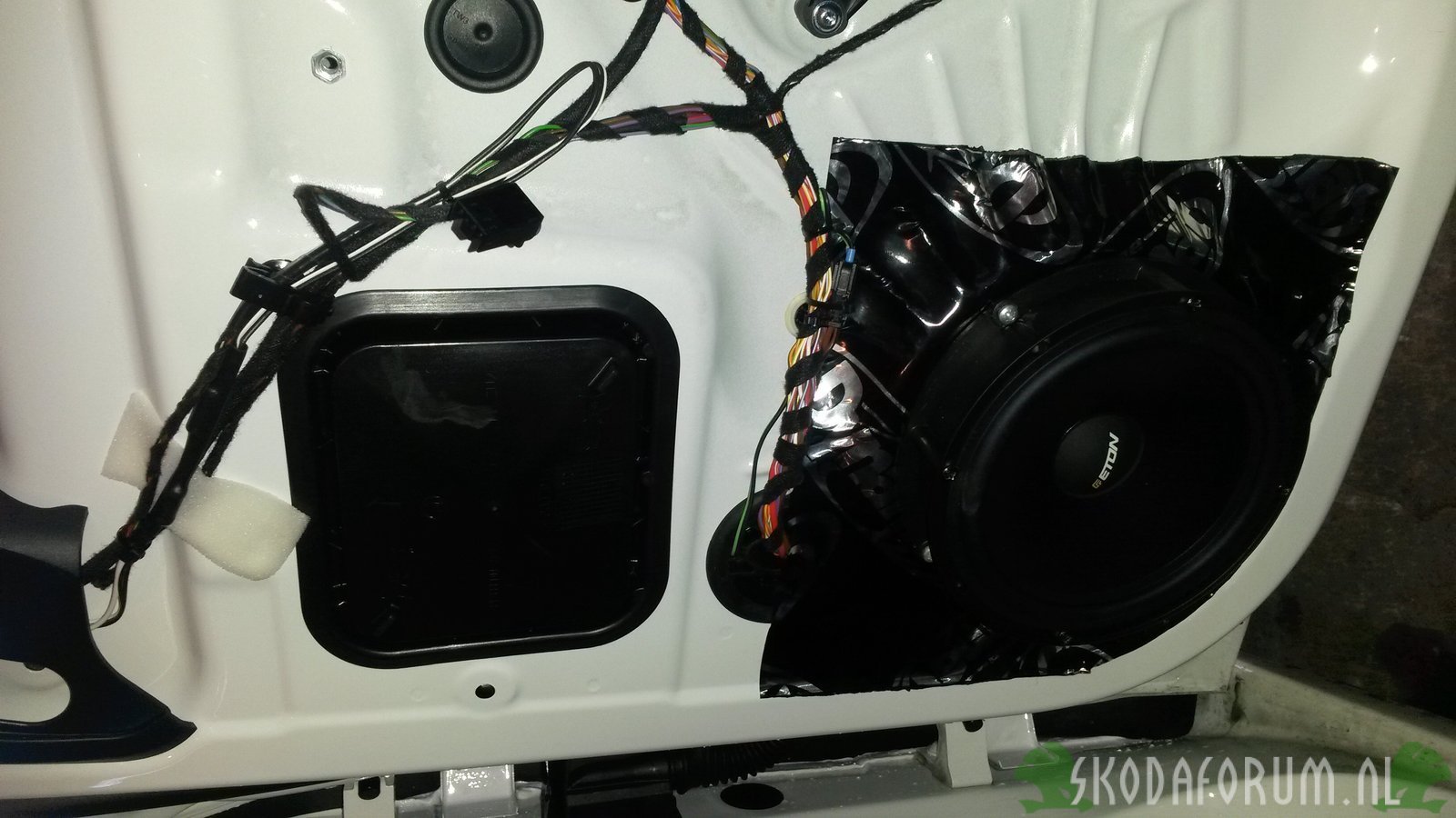 Demping rondom speaker (foto kwart slag draaien)