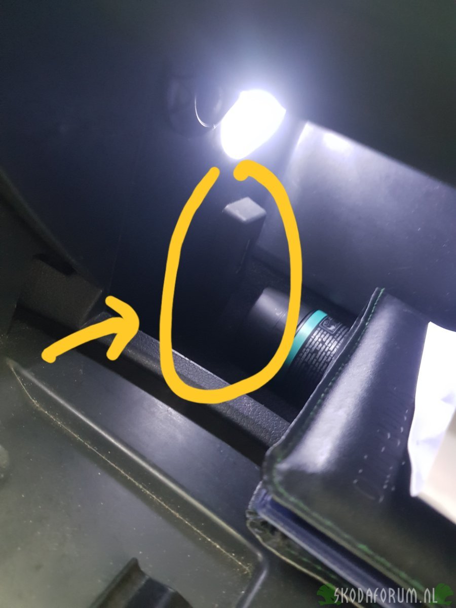 fiche in het handschoenkastje