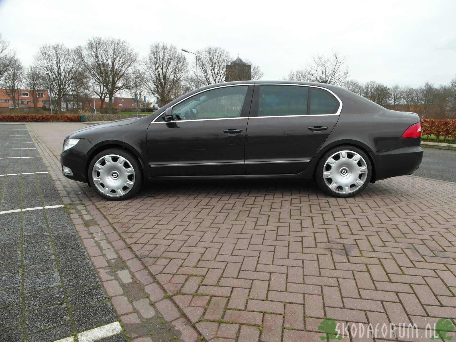 Flavio's Superb 2 met Bentley Flying Spur 19" wielen