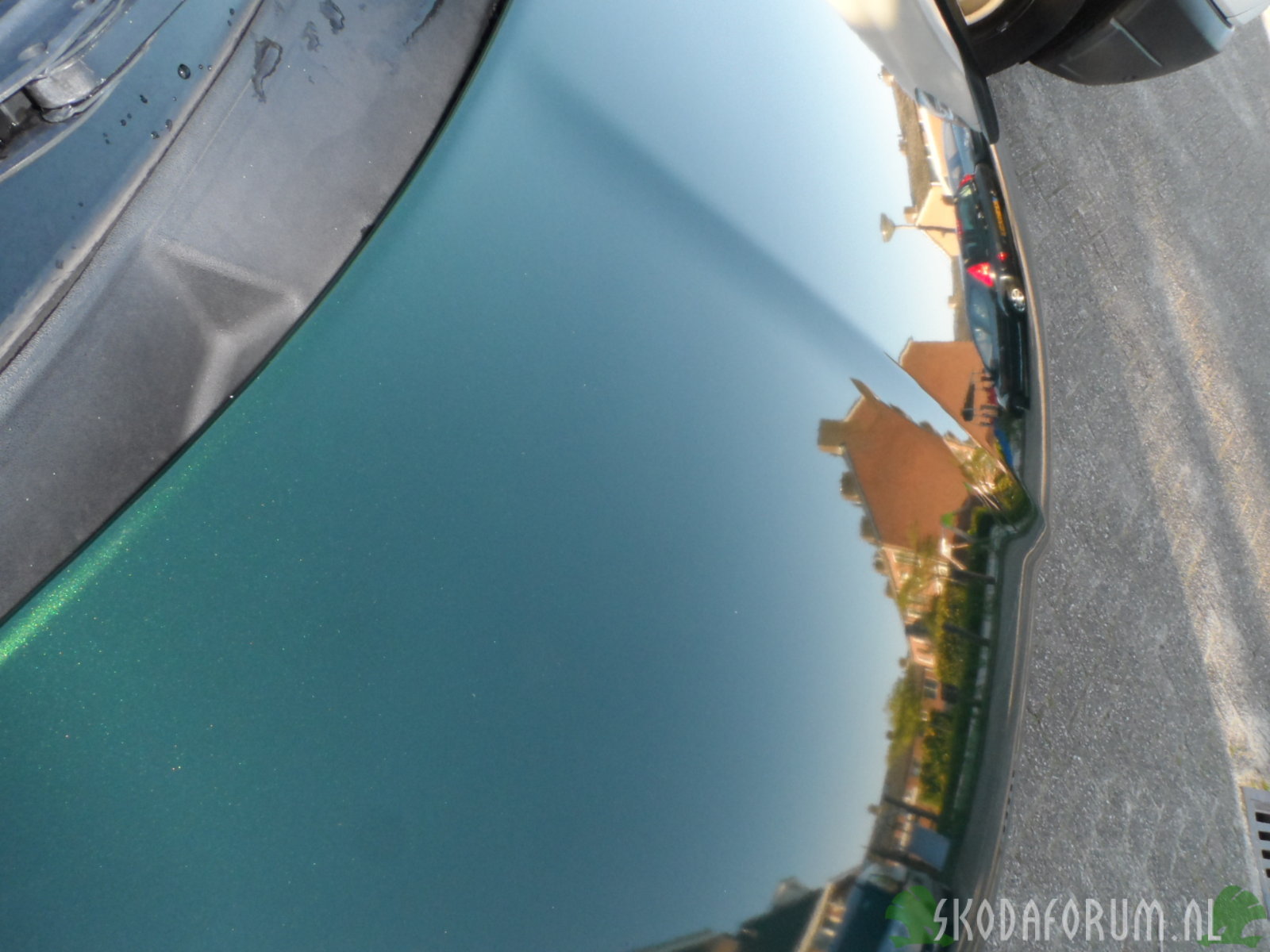 Glanzende motorkap voor zijn 15 jaar, klaar voor de meeting in St-Niklaas