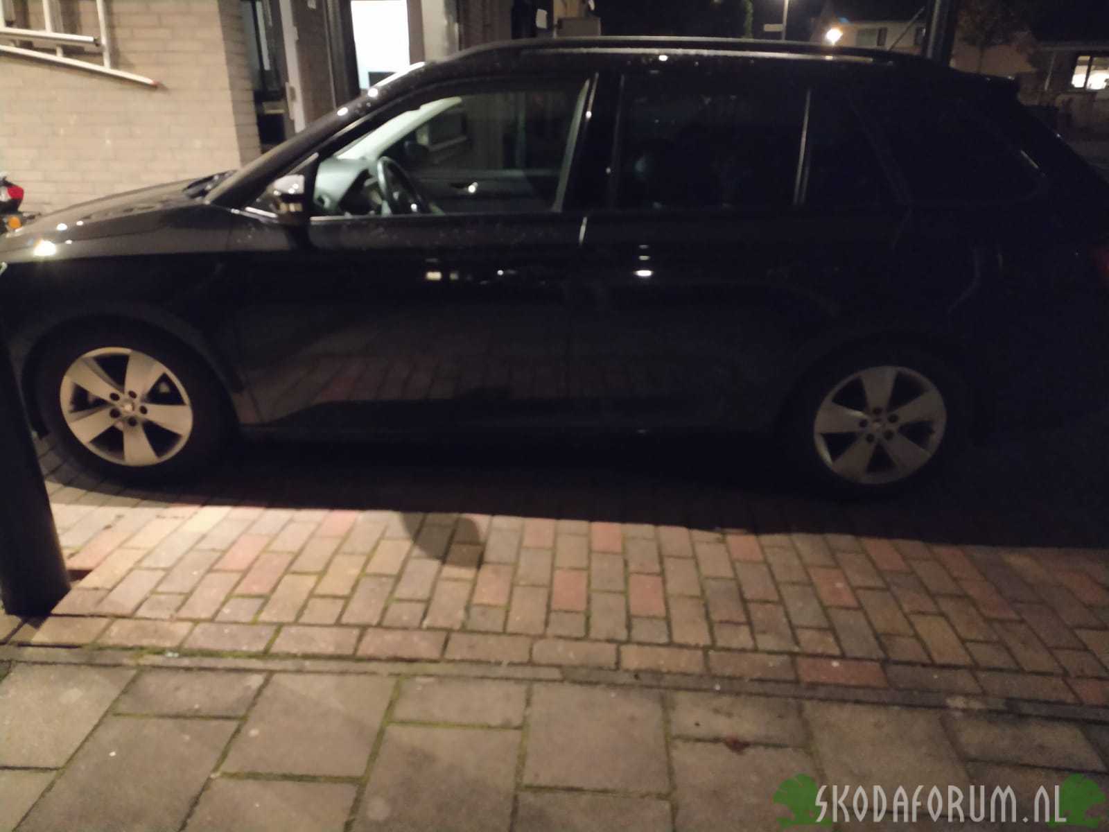 Skoda Fabia 3 verlaagd middels Eibach. Foto in het donker.