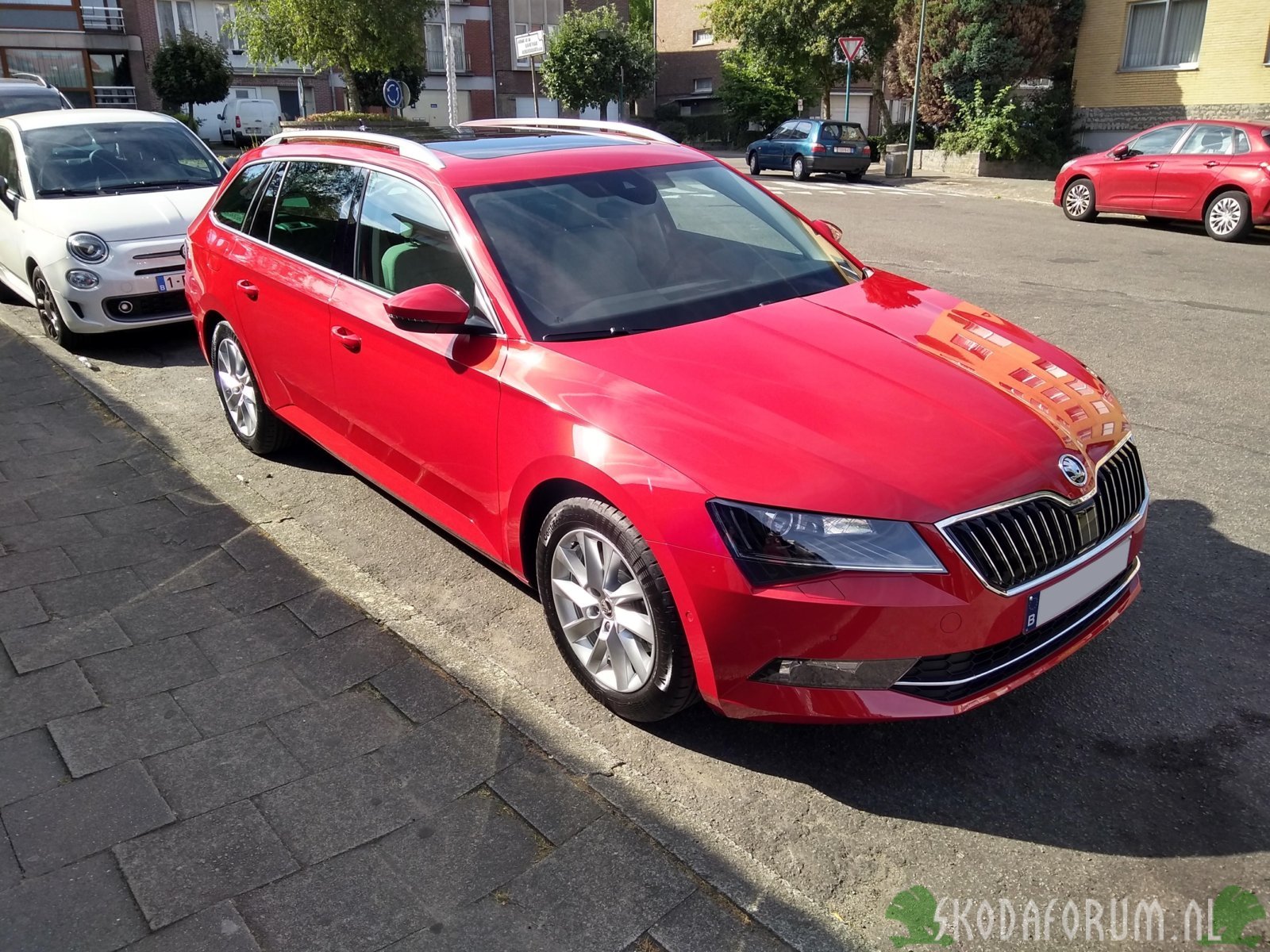 Skoda superb combi velvet red - stof beige