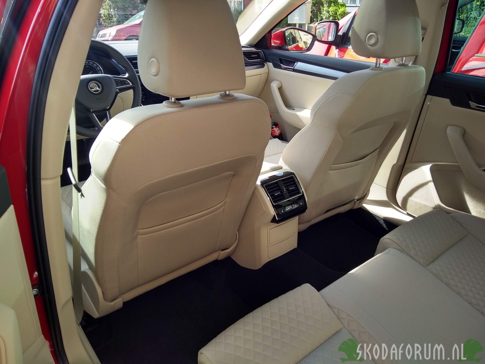 Skoda superb combi velvet red - stof beige