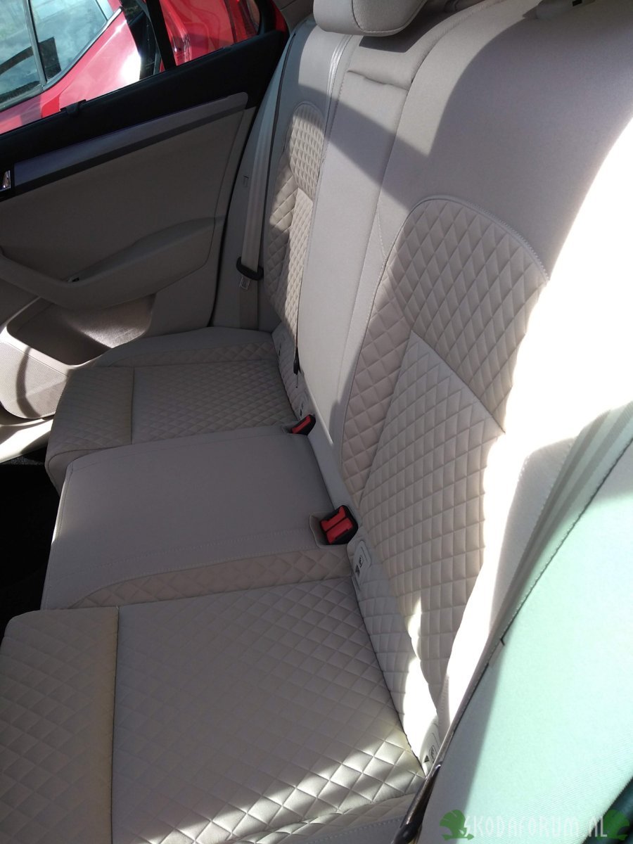 Skoda superb combi velvet red - stof beige