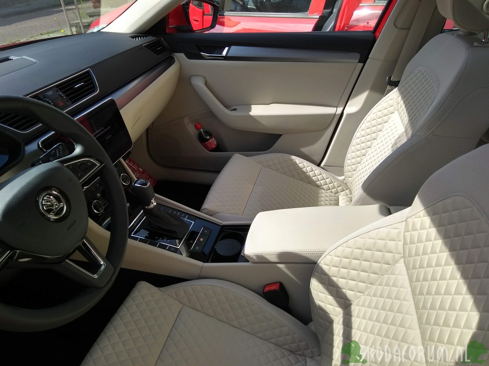 Skoda superb combi velvet red - stof beige