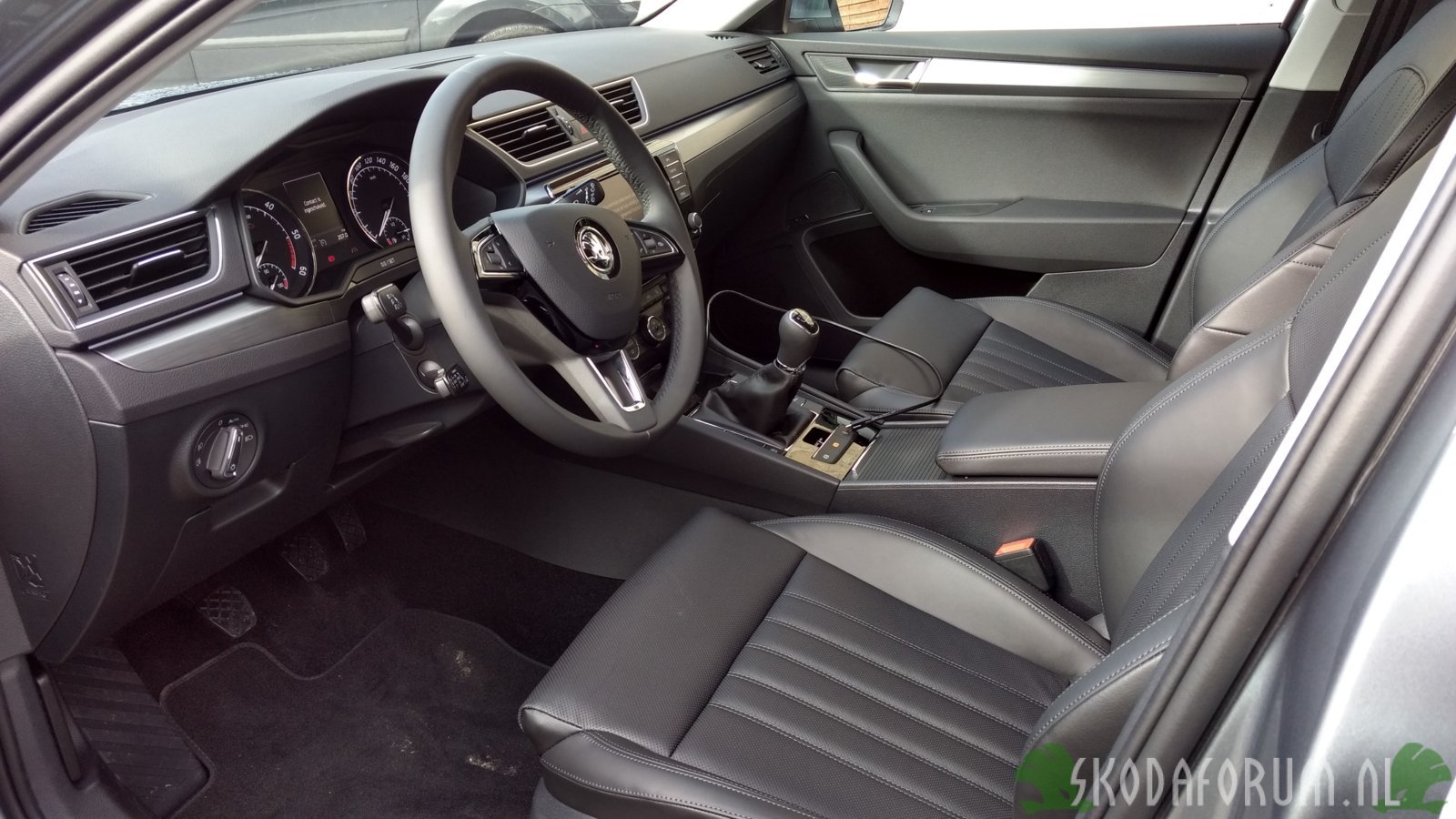 Style; Black interieur; geperforeerd/geventileerd leder; Packs: Comfort, GPS, Premium; LED Plus