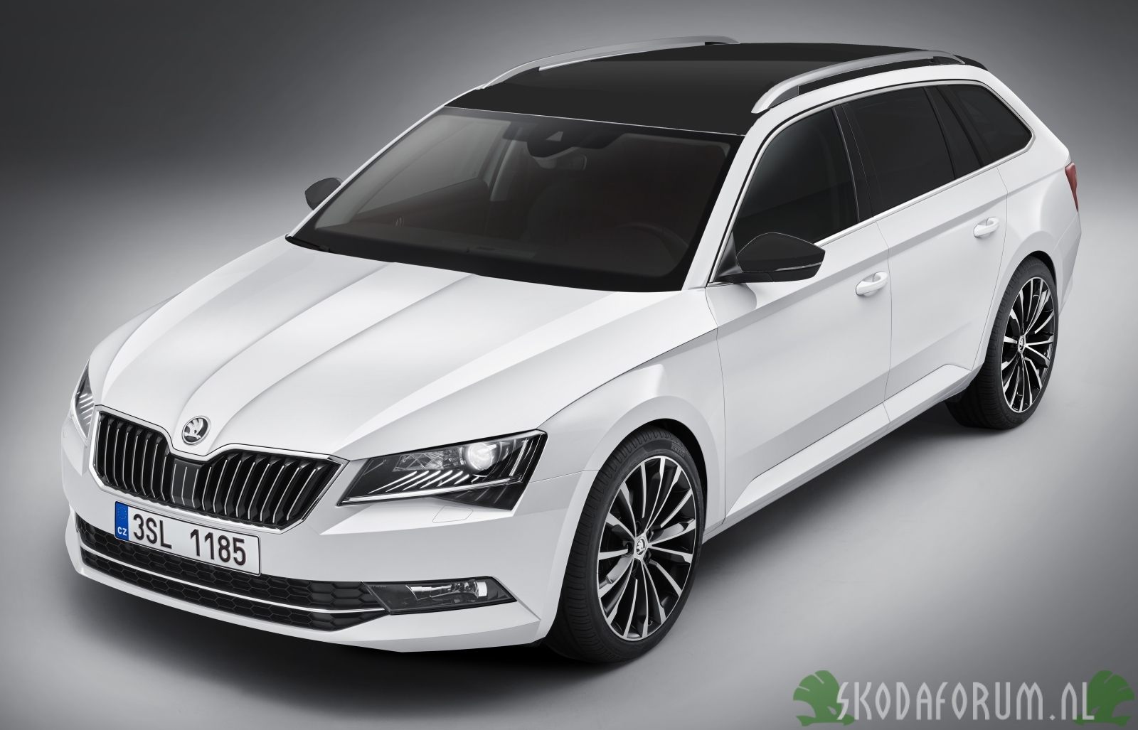 Superb 3 combi gephotoshopt met zwart dak