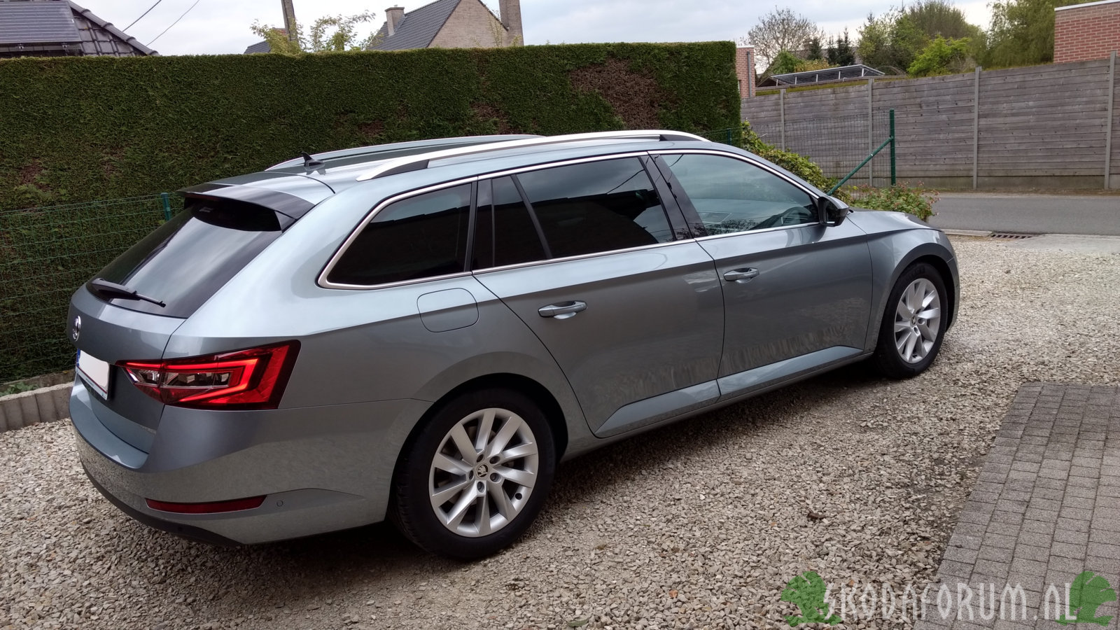 Superb III Combi, Greenline, Business Grey, Stratos velgen