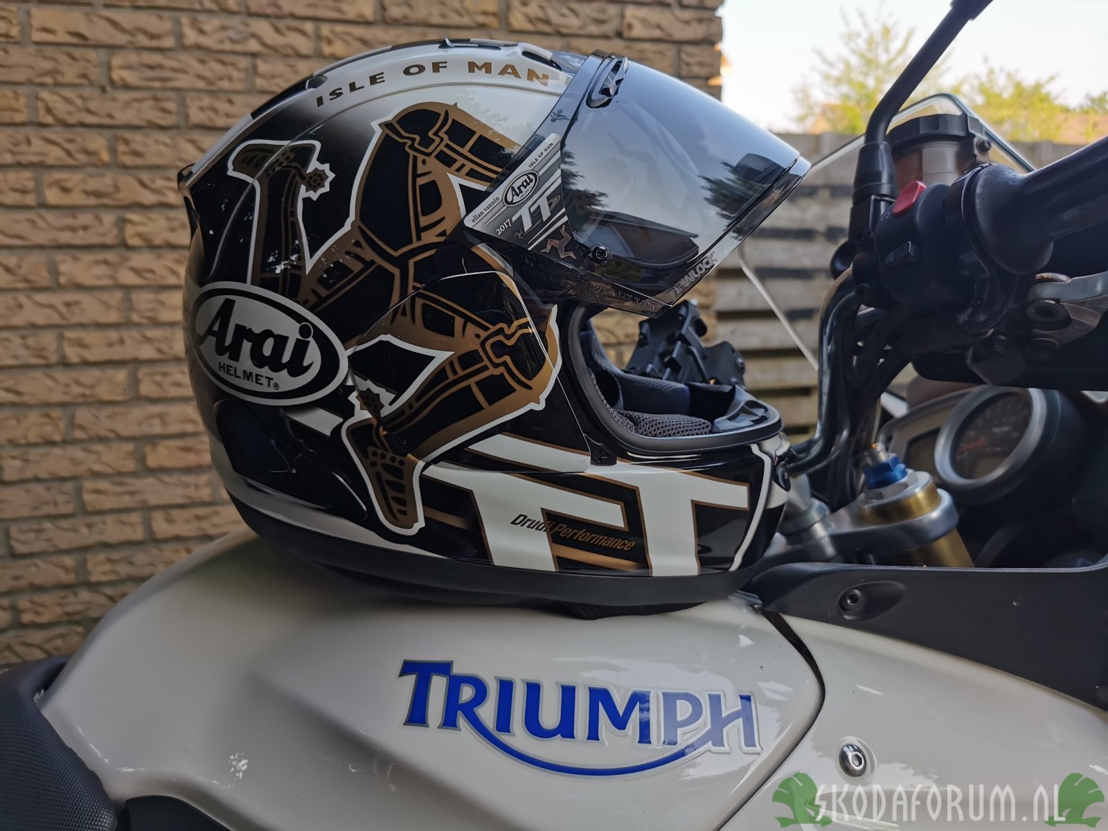 Triump Tiger / Arai RX7V TT Isle of Men