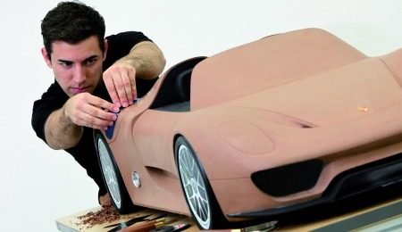 Porsche_dude_met_kleimodel.jpg