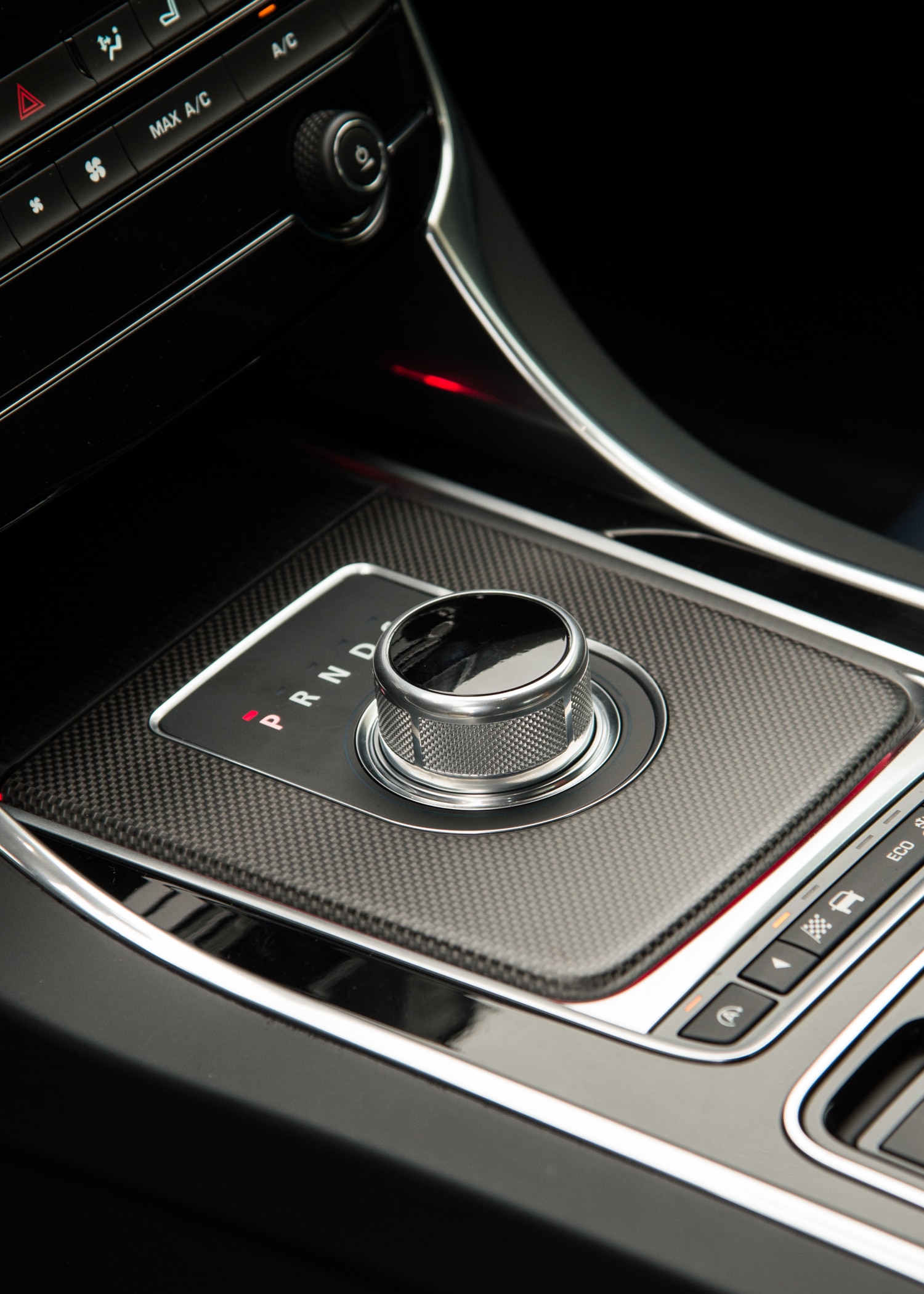 2017-Jaguar-XE-gear-knob.jpg