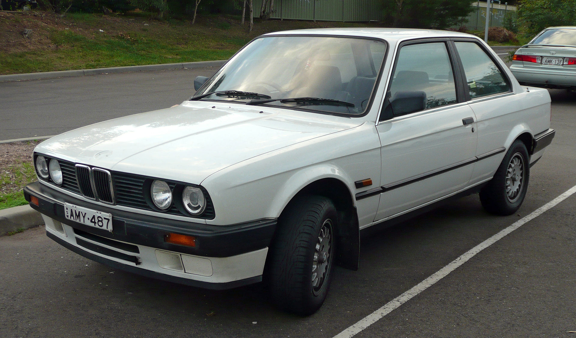 1920px-1988-1991_BMW_318i_%28E30%29_2-door_sedan_01.jpg